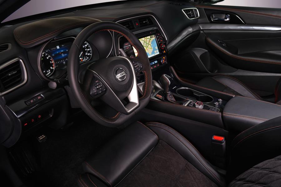Интерьер Nissan Maxima SR 2018 года  (фото 26 из 30)